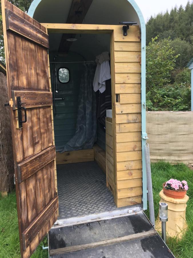 Belan Bluebell Woods Shepherds Hut Лянідлойс Екстер'єр фото